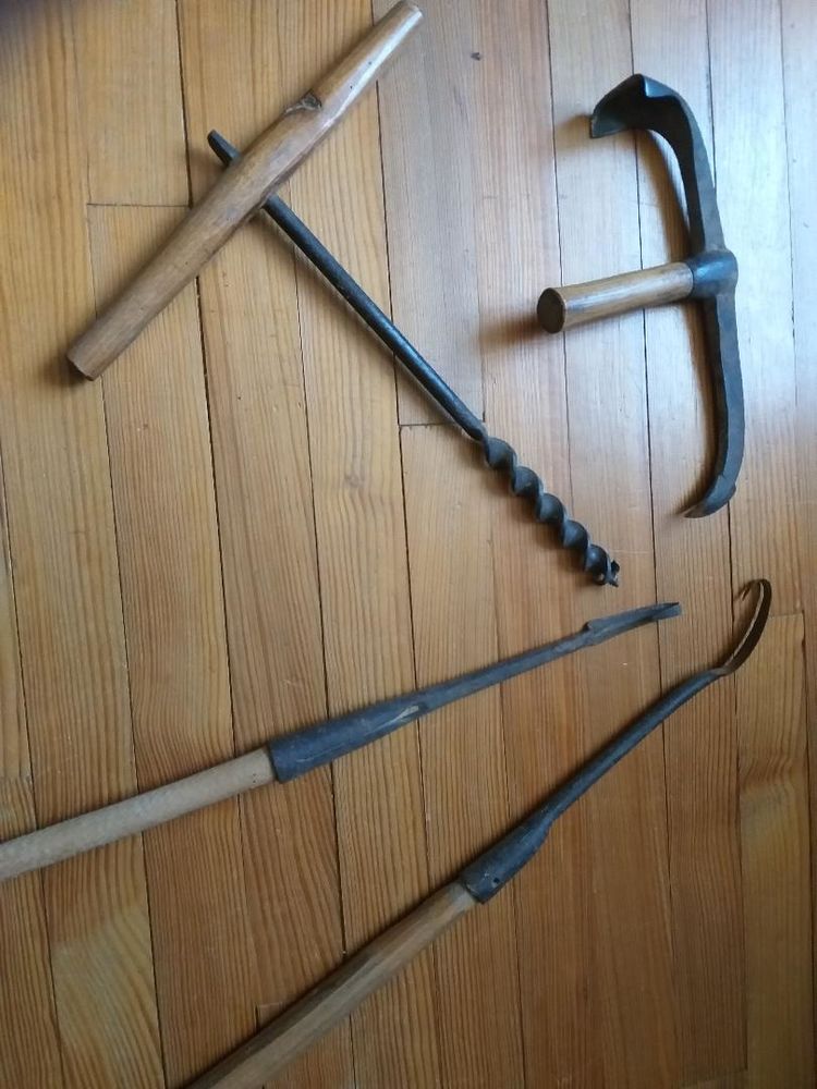 Anciens Outils De Sabotier Avec Paire De Sabots - Collection Vieux Métiers, Origine France
