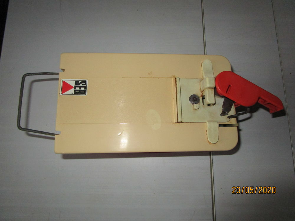 OUVRE BOITE DE CONSERVES SEB 90 watt ; rouge et blanc 5 Chanteloup-en-Brie (77)