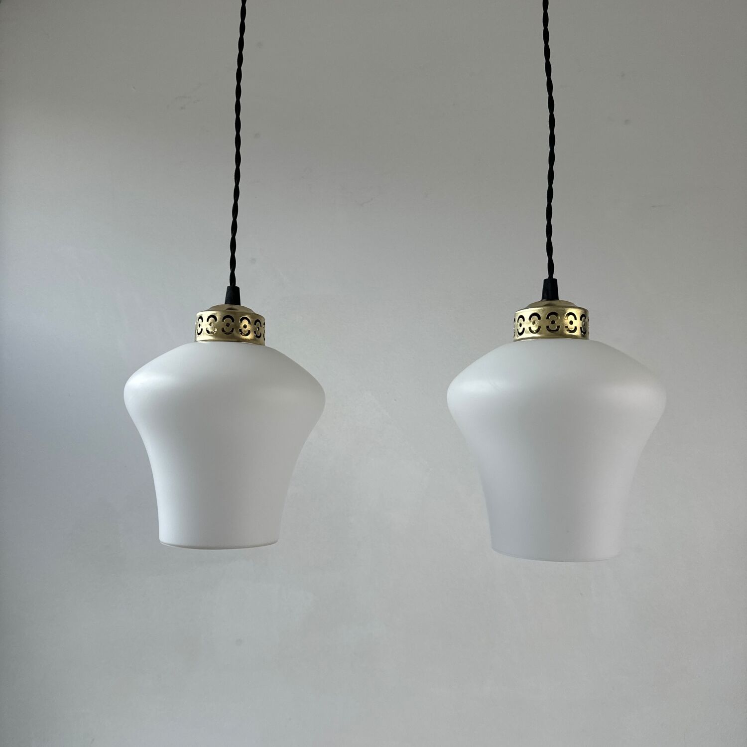 PAIRE D'ANCIENNES SUSPENSIONS EN OPALINE VINTAGE
160 Montreuil (93)