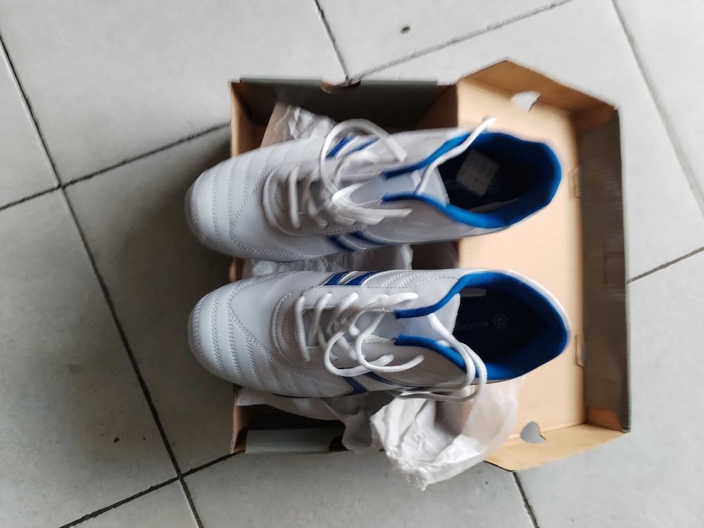 Une paire de baskets sport 35 Marseille 3 (13)