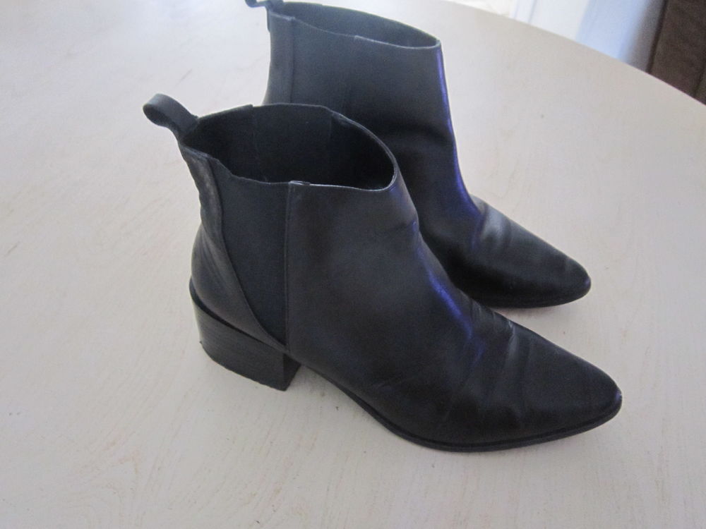 Une paire de boots Femme 15 Brignais (69)