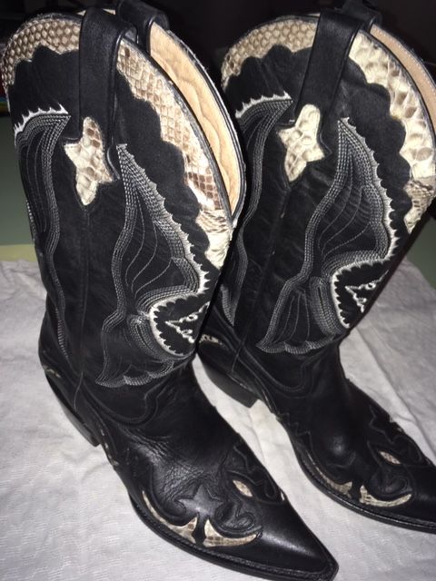 une paire de botte Santiag 0 Hiers-Brouage (17)