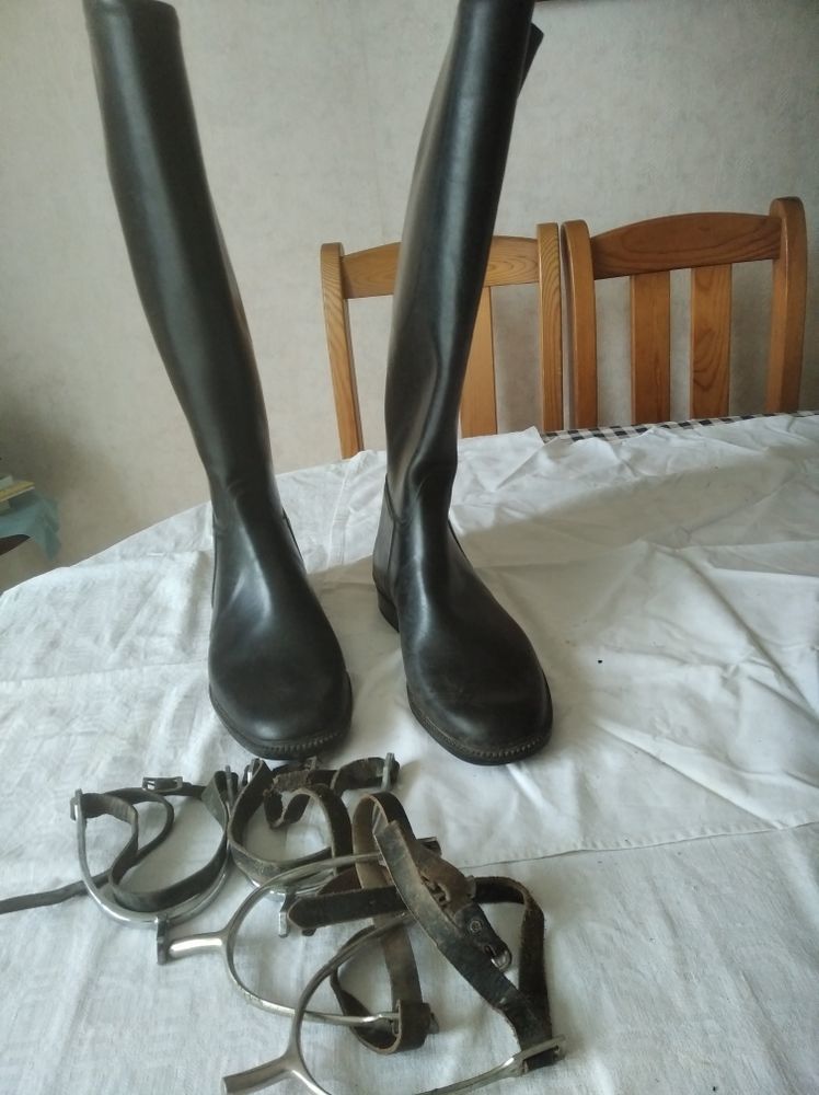 1 paire de bottes cavali�res en cuir. Kent Mustang. pointure 40. avec 2 paires d'�perons. 30 Marmande (47)