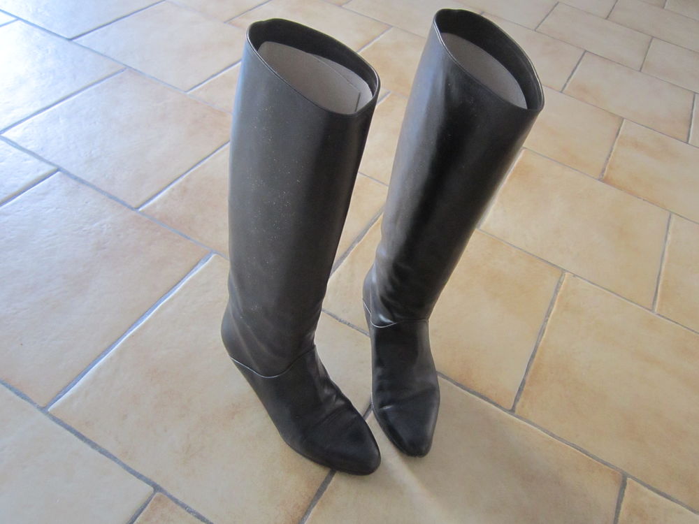 Une paire de bottes en cuir noir 50 Brignais (69)