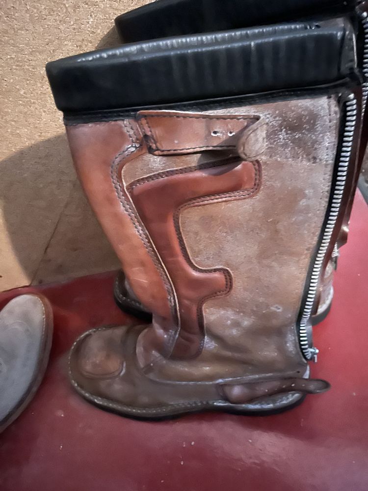 paire de bottes cuir 42/43 50 Brive-la-Gaillarde (19)