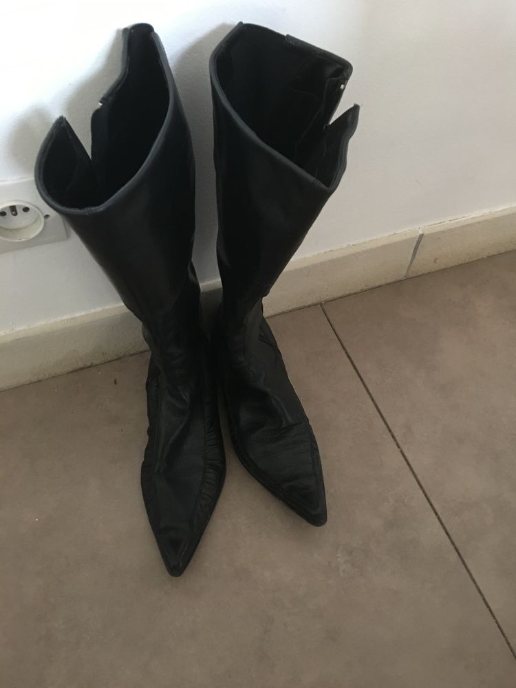 une paire de bottes noires 10 Sannois (95)