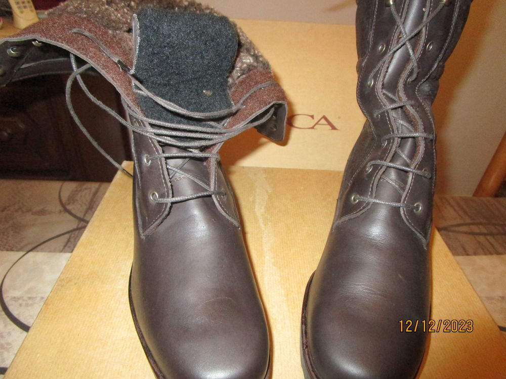 une paire de bottines en cuir et mouton 69 Chanteloup-en-Brie (77)
