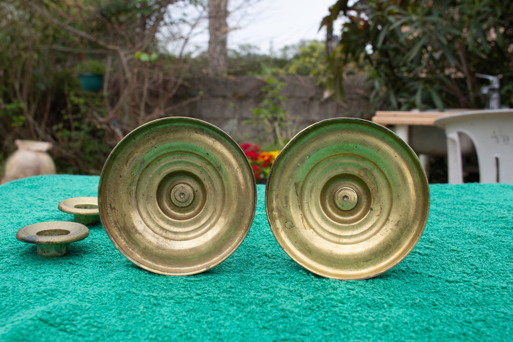 Paire de bougeoirs en laiton style Louis Philippe. Anciens. 35 La Crau (83)