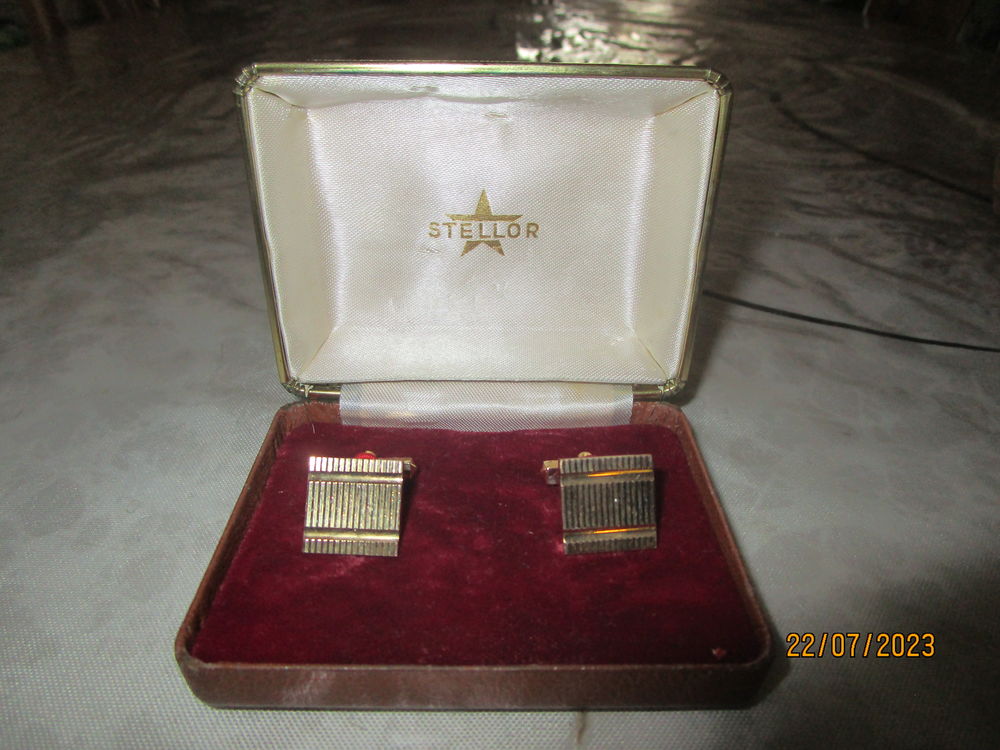 paire de boutons de manchettes en plaqu� or dans leur �crin 18 Chanteloup-en-Brie (77)