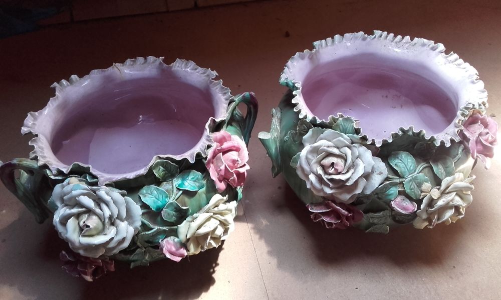 Paire de cache-pots en barbotine anciens
