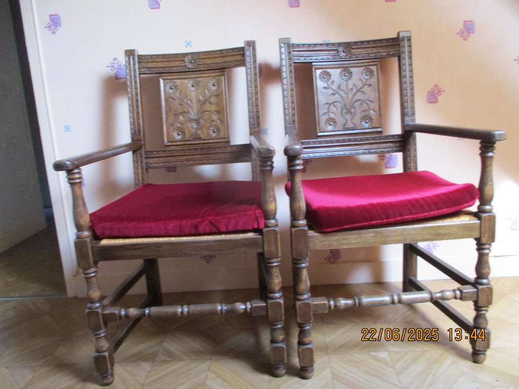 Paire de chaises en bois sculpt� avec coussins rouges 80 Loctudy (29)