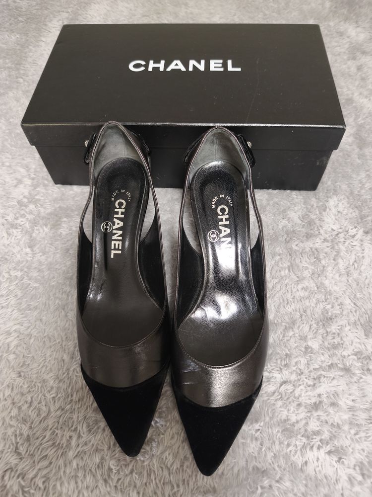 Paire de chaussures Chanel Noir dans sa boite
280 Paris 16 (75)