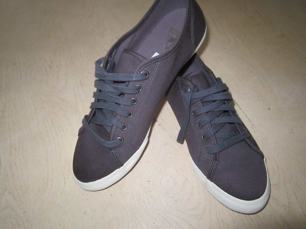 Une paire de chaussures Couleur noire (femme) 25 Brignais (69)