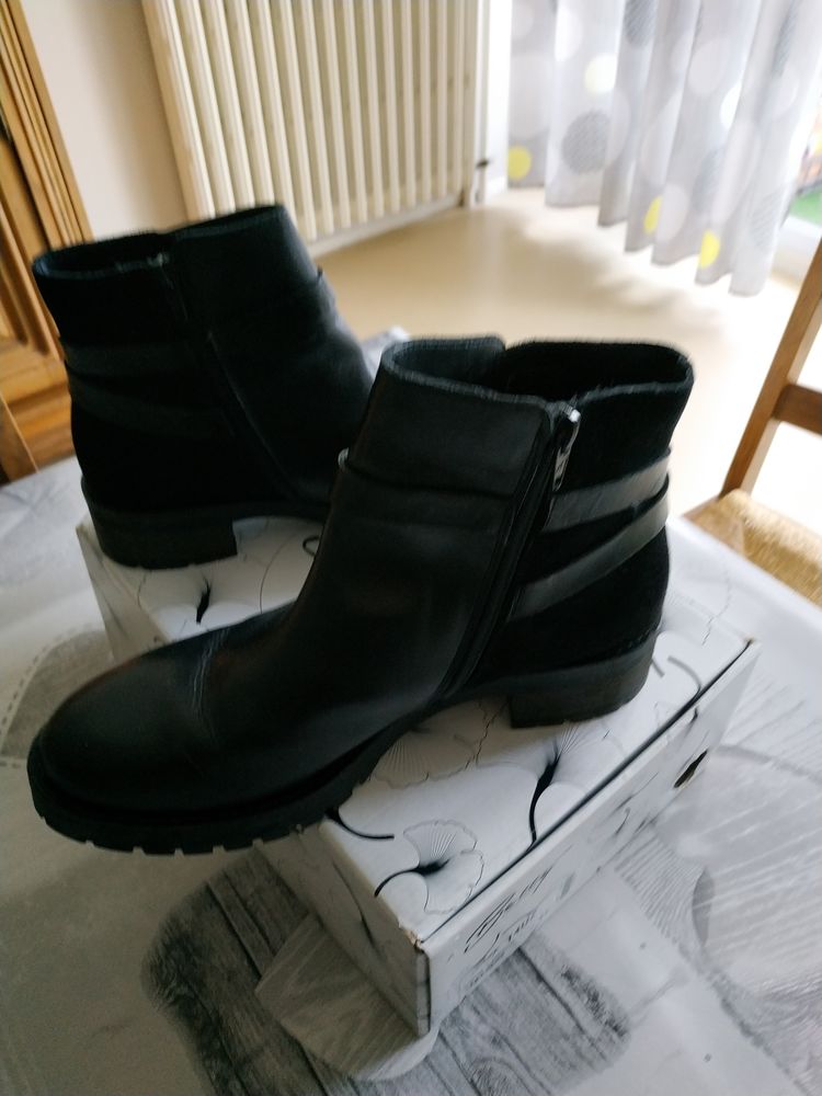 une paire de chaussures cuir �tat neuf , achet� 62 vendue 35 35 Annecy (74)