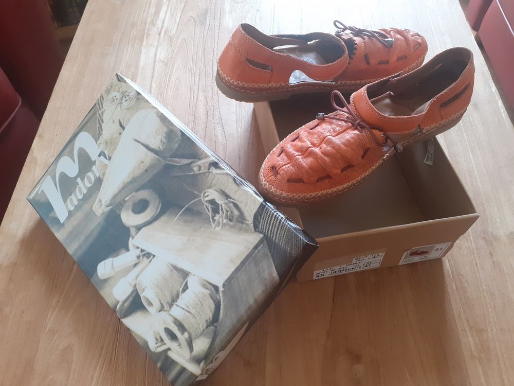 Paire de chaussures d'�t� neuve 21 Vitr� (35)