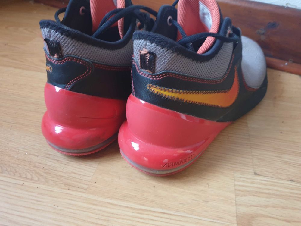 paire de chaussures NIKE taille 45 40 Volvic (63)