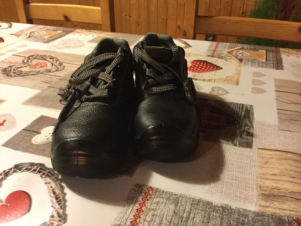 Une paire de chaussures de s�curit�. 20 Burdignin (74)