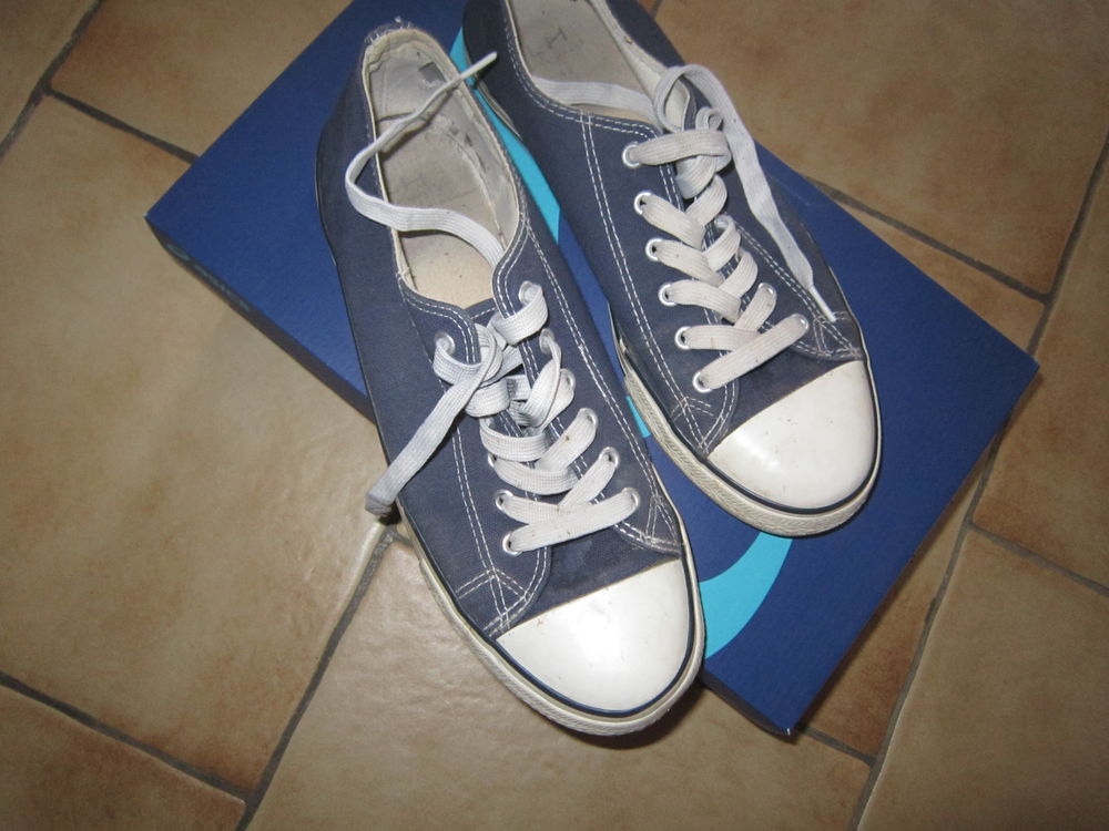 Une paire de chaussures style converse couleur beue marine 10 Brignais (69)