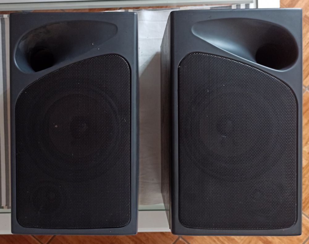 Une paire d'enceintes haut-parleur de taille moyenne 20 Ach�res (78)