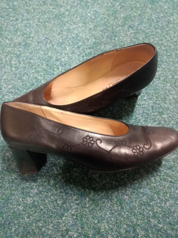 Paire d'escarpins cuir noir pointure 40 int�rieur 10 Soucy (89)