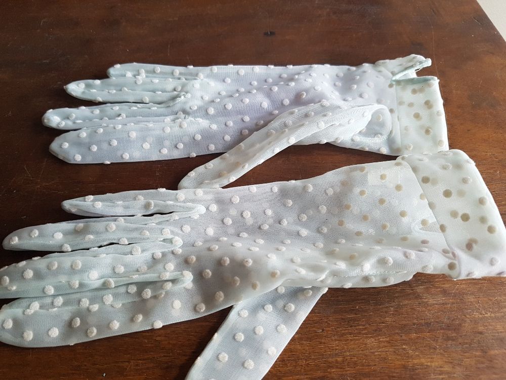 Paire de gants blancs en plumetis, vintage, en l'�tat
10 Mouxy (73)