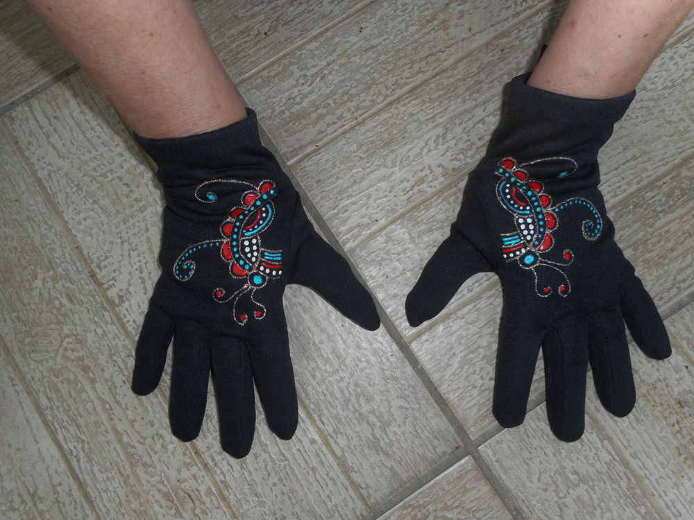 Paire de gants noirs brod�s M 5 Nieuil-l'Espoir (86)