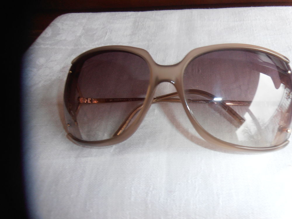 Paire de lunettes solaires inscription GUESS (27) 15 Tours (37)