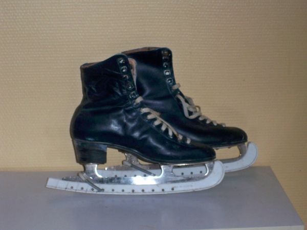 Paire de patins � glace (de figure), pointure 40. 
0 Noailhac (81)