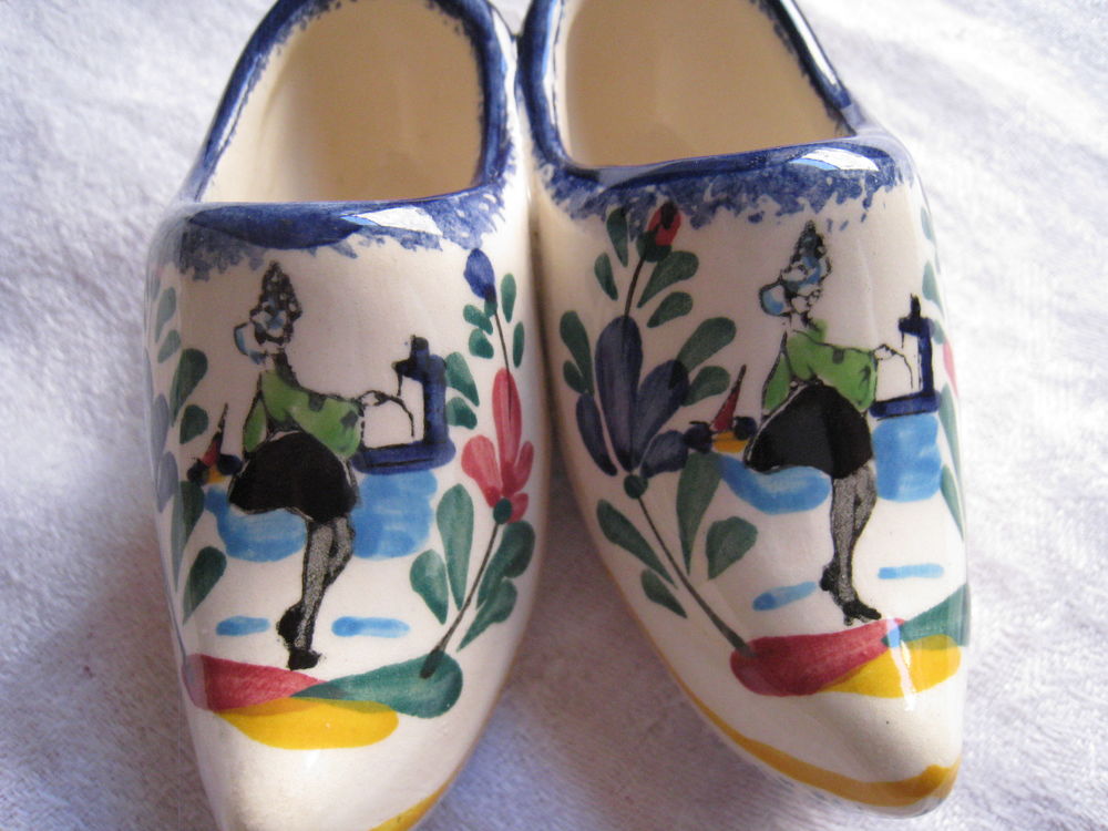 Paire de sabots en fa�ence peint 7 Saint-Ismier (38)