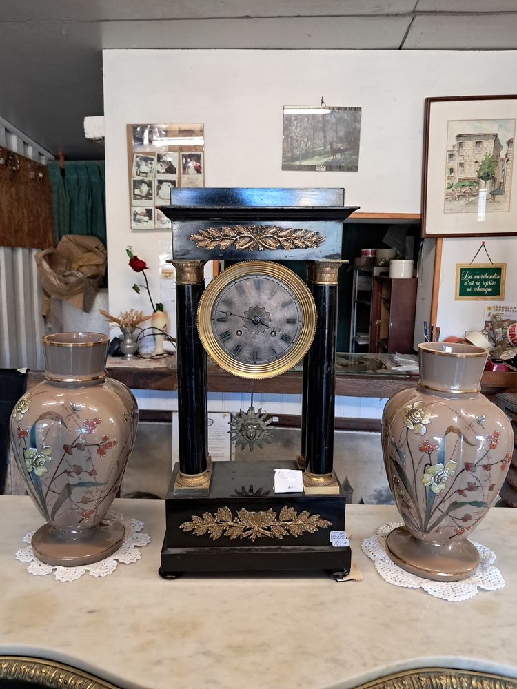 Paire de vases anciens, en opaline 129 Ch�teau-l'�v�que (24)