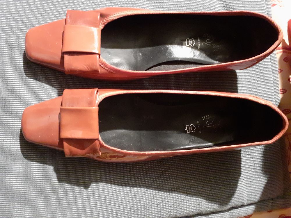 2 PAIRES de chaussures en 40 /41
20 Les Essarts-l�s-S�zanne (51)