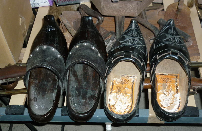 2 paires de sabots en bois. 30 Verg�ze (30)