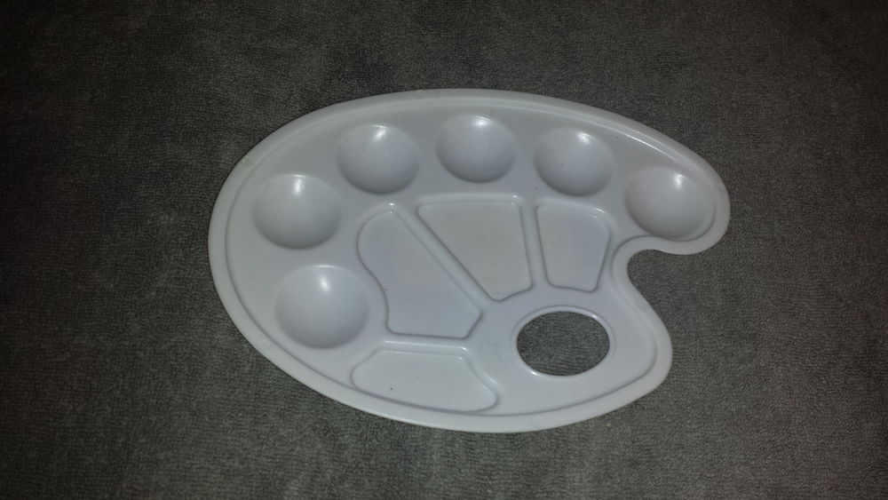 PALETTE DE PEINTRE EN PLASTIQUE 1 Triel-sur-Seine (78)