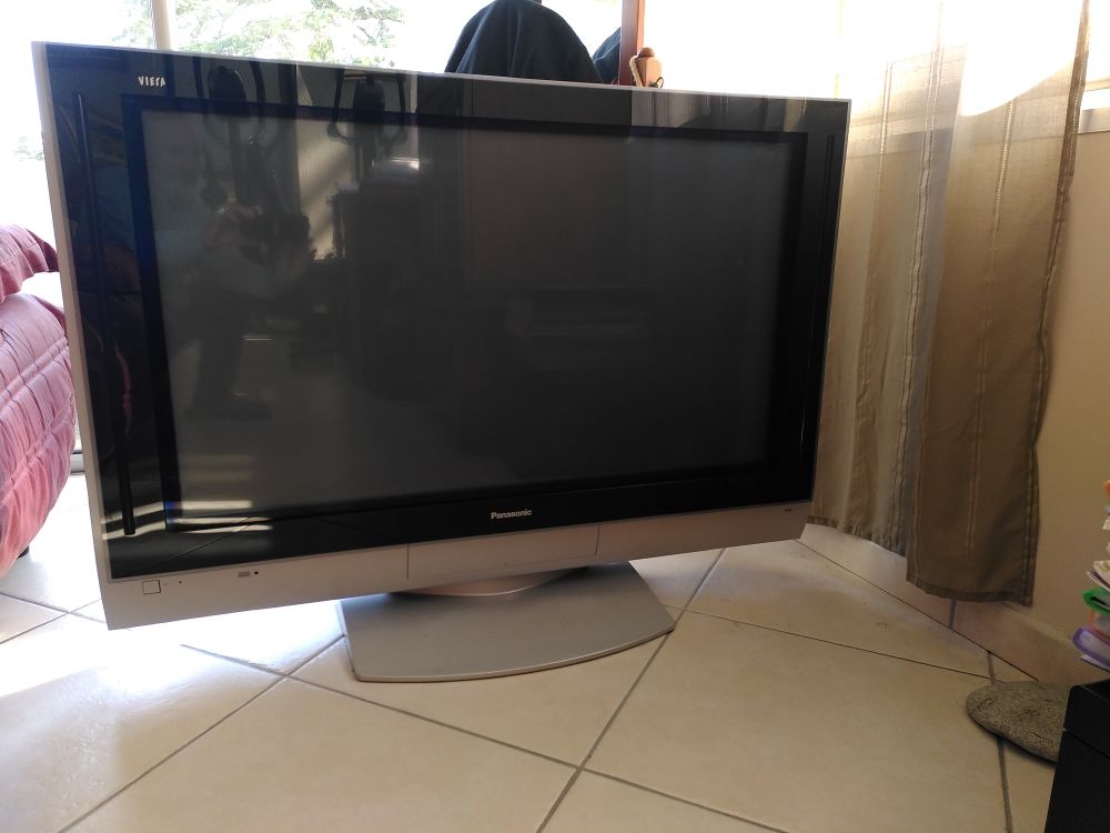 Panasonic TH-42PA30-SO (106cm) + Socle de table 150 Boulouris (83)