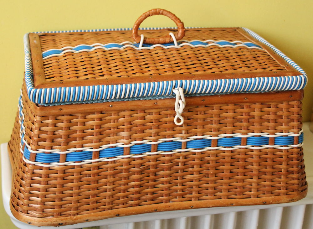 Panier, boite � couture osier et scoubidou 1950-60 45 Issy-les-Moulineaux (92)