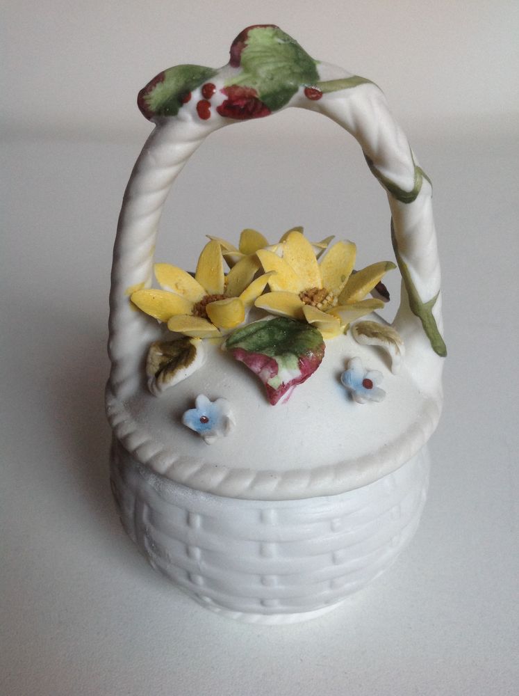 PANIER BONBONNI�RE D�COR� de FLEURS EN BISCUIT Envoi Possibl 7 Tr�gunc (29)