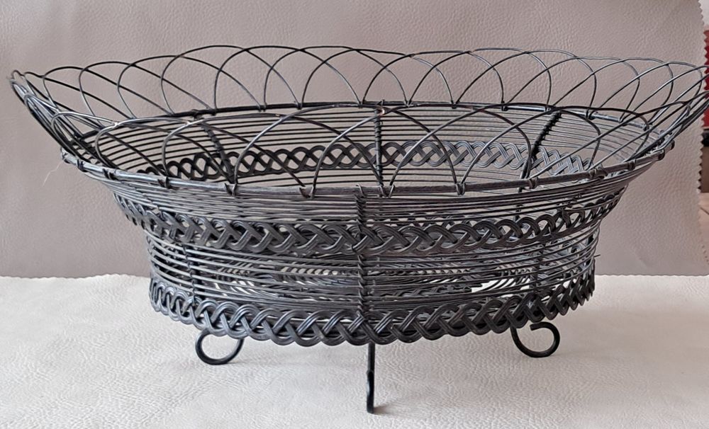 panier corbeille � fruit en fil de fer tress� noir 
8 Carnon Plage (34)