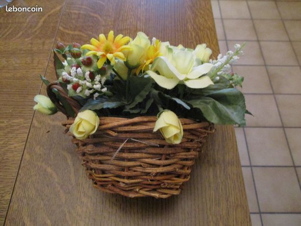 Panier en osier et fleurs artificielles tr�s bon �tat 8 M�rignies (59)