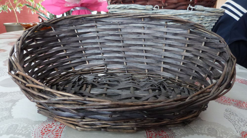 1 panier osier gris fonc�;  L x l 36 cm x 32 cm h 16 cm 1 Douchy-les-Mines (59)
