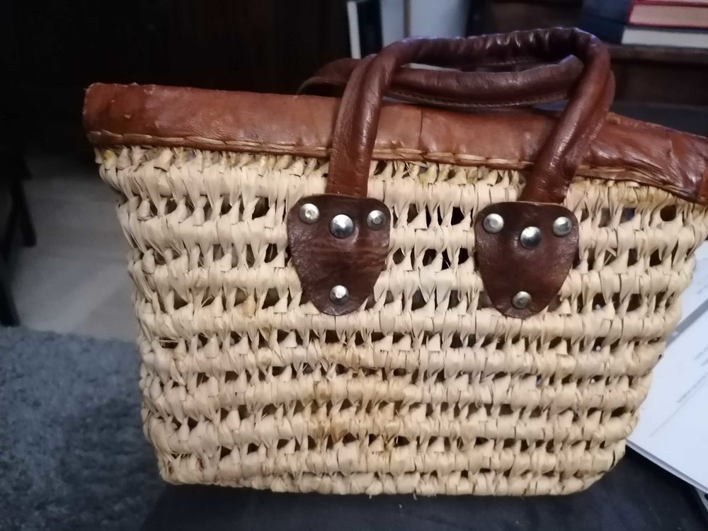 Panier   roseau tress� et cuir, etat neuf double emploii hauteur23cms  longueur31cms largeur 10cms 12 �chirolles (38)