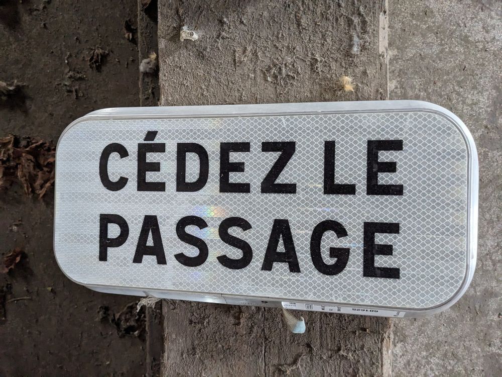 panneau de circulation C�DER LE PASSAGE en alu voir photo.
F 15 Marseille 13 (13)