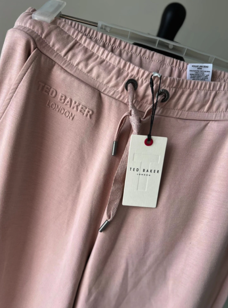 Pantalon Ted Baker
S / 36 / 8�Neuf avec �tiquette 80 Nice (06)