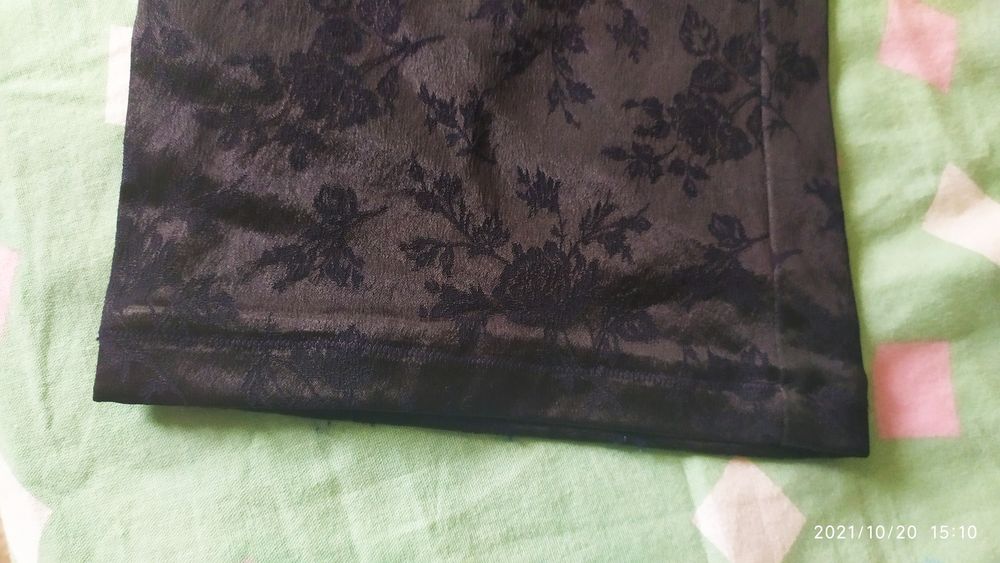 pantalon bleu fonc� brillant � motifs
marque Fashion Studio
6 Florange (57)