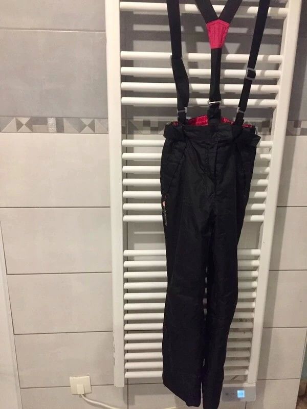 Pantalon de ski � bretelles taille 12 ans en tbe � 12 euros
12 Laura�t (32)