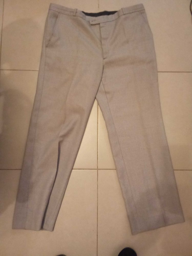 PANTALON DE COSTUME DE COULEUR GRIS TAILLE 46. 8 �taples (62)