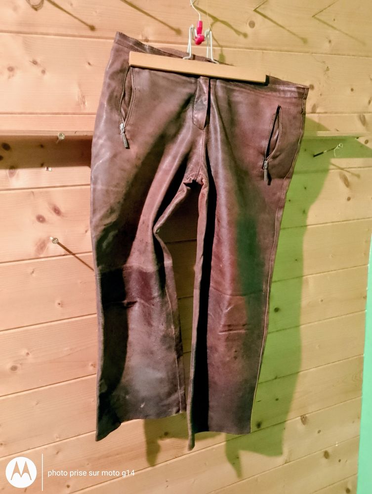 pantalon en cuir
M / 38 / 10�Tr�s bon �tat�Eden Park 45 Lavaur (81)