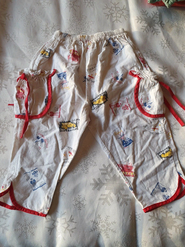 Pantalon fille 
4 ans 
rouge et blanc 1 Aubvillers (80)