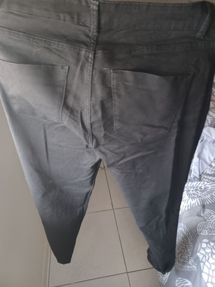 Pantalon en jean noir  0 Magalas (34)