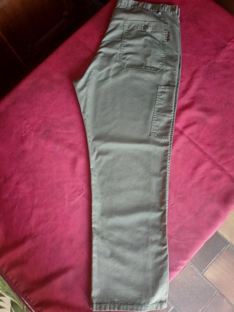 Pantalon kaki avec fermeture � boutons taille 54 neuf 10 Avermes (03)