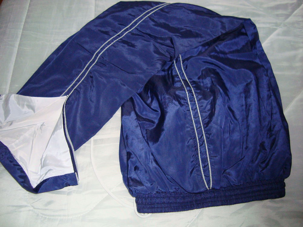 pantalon marine bandes blanches fines t; 16 ans 13 Saint-Genis-Laval (69)